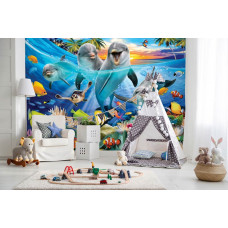 Eine Fototapete mit Delfinen am Strand und Palmen, perfekt für ein Spielzimmer.