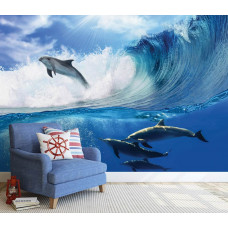 Eine Fototapete mit Delfinen, die aus den Wellen in einer lebendigen Meeresumgebung springen, geeignet für ein modernes Wohnzimmer.
