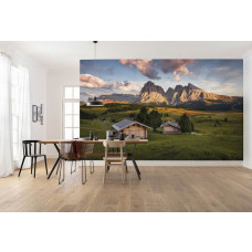 Eine Fototapete von einer Traumlandschaft in den Dolomiten, ideal für das Wohnzimmer.