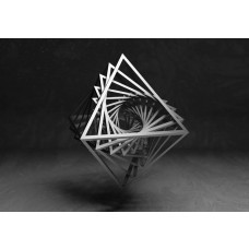 Fototapete mit einem 3D-Muster aus überlappenden Dreiecken auf dunklem Hintergrund für einen modernen Effekt.