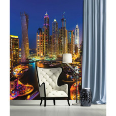 Eine Fototapete von den Wolkenkratzern in Dubai bei Nacht für das Wohnzimmer.