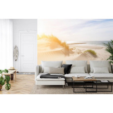Eine atemberaubende Fototapete von Dünen am Meer, perfekt für ein Wohnzimmer.