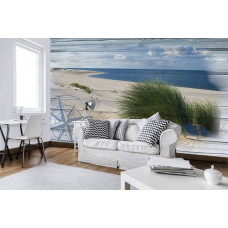 Eine Fototapete mit Dünen und einem weiten Strand mit Blick auf das Meer und Holzplanken.