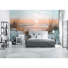 Eine Fototapete, die Meer, Dünen und einen Sonnenuntergang darstellt, perfekt für ein Schlafzimmer.