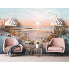 Eine Vliestapete, die eine ruhige Strandkulisse bei Sonnenuntergang darstellt, ideal für ein Wohnzimmer.