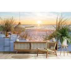 Fototapete mit Strand, Meer, Dünen und Sonnenuntergang in einem rustikalen Wohnzimmer.