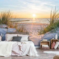 Eine Strand-Fototapete mit einem Sonnenaufgang und friedlichen Dünen, perfekt für ein Schlafzimmer.