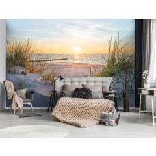 Eine Vliestapete mit einer ruhigen Strandkulisse bei Sonnenaufgang, ideal für ein Schlafzimmer.
