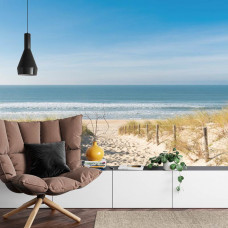Eine Fototapete mit einer einladenden Dünenlandschaft mit einem Weg zum Meer, ideal für ein Wohnzimmer.