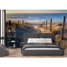 Fototapete mit einem Strandzugang zwischen den Dünen an der Wand eines hellen Schlafzimmers.