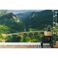 Eine Fototapete mit der Tara-Brücke in Montenegro, abgebildet in einem Schlafzimmer.