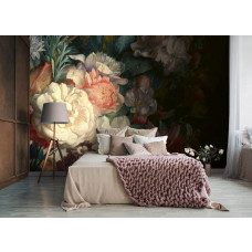 Eine klassische Fototapete mit Rosen und Pfingstrosen in sanften Tönen für ein Schlafzimmer.