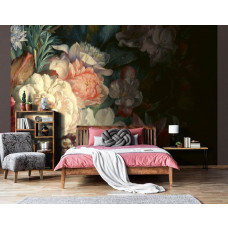 Eine florale Fototapete mit schönen Rosen und Pfingstrosen für ein Schlafzimmer.