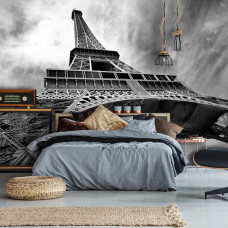 Eine Fototapete mit einer ikonischen Ansicht des Eiffelturms in Paris, geeignet für das Schlafzimmer.