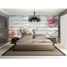 Eine Fototapete eines Engels mit Rosen auf Holzregalen im Schlafzimmer gesehen.