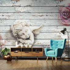 Eine Fototapete eines Engels mit Rosen auf Holzregalen im Wohnzimmer gesehen.