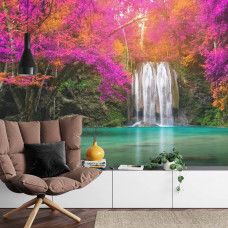 Eine exotische Fototapete des Erawan-Wasserfalls in einem bewaldeten Gebiet, ideal für ein Wohnzimmer.
