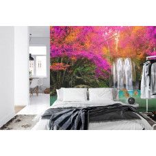 Eine schöne Fototapete des Erawan-Wasserfalls in Thailand, ideal für ein Schlafzimmer.