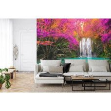 Eine inspirierende Fototapete des Erawan-Wasserfalls und der umgebenden Natur, ideal für ein Wohnzimmer.