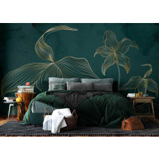 Ein Fototapete mit exotischem Grün und goldenen Akzenten im Schlafzimmer, bei dem die glänzenden Goldtöne und reichen grünen Blätter eine stimmungsvolle und beruhigende Atmosphäre erzeugen.