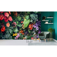 Fototapete von einer üppigen Mischung aus Dschungelpflanzen, bunten Blumen und Blättern, mit lebendigen Farben, die eine tropische und frische Atmosphäre im Wohnzimmer schaffen.