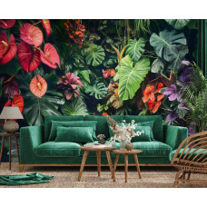 Ein Wohnzimmer mit Fototapete von einer üppigen Mischung aus Dschungelpflanzen, bunten Blumen und Blättern, mit lebendigen Farben, die eine tropische und frische Atmosphäre schaffen.