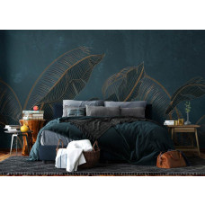 Ein Fototapete mit exotischen Palmblättern in tiefgrün mit goldenen Akzenten im Schlafzimmer, bei dem das elegante Blättermuster und warme Goldtöne eine ruhige und stilvolle Atmosphäre schaffen.