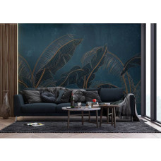Ein Fototapete mit exotischen Palmblättern in tiefgrün mit goldenen Akzenten im Wohnzimmer, bei dem die Kombination aus reichen Grüntönen und raffinierten Goldlinien eine schicke und botanische Atmosphäre schafft.