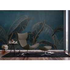 Ein Fototapete mit exotischen Palmblättern in tiefgrün mit goldenen Akzenten in einem modernen Wohnzimmer, bei dem die tropischen Blätter und metallischen Details eine luxuriöse und stimmungsvolle Ausstrahlung hinzufügen.
