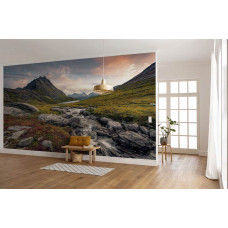 Eine Fototapete mit einer fantastischen norwegischen Fels- und Berglandschaft, perfekt für das Wohnzimmer.