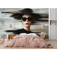 Fototapete mit Modeikone mit elegantem Hut in einem Schlafzimmer, wo die roten Lippen und die dunkle Brille für eine intime und stilvolle Atmosphäre sorgen.