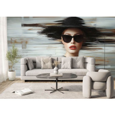 Fototapete mit glamouröser Frau mit Hut und Sonnenbrille in einem Wohnzimmer, wo der abstrakte Hintergrund einen schicken und modernen Look erzeugt.