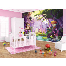 Eine Fototapete mit Feen und Einhörnern, Feenstaub und einem Einhorn in einem Märchenwald, zu sehen im Babyzimmer.