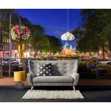 Fototapete mit einem roten Fahrrad auf einer Amsterdamer Brücke bei Abenddämmerung in einem Wohnzimmer, mit stimmungsvollen Lichtreflexionen für eine gemütliche Ausstrahlung.