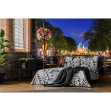 Fototapete von einem roten Fahrrad auf einer Brücke in Amsterdam, platziert in einem Schlafzimmer mit warmen Farbtönen und stimmungsvollen Abendlichtreflexionen.