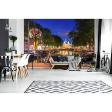 Fototapete von einem roten Fahrrad auf einer Amsterdamer Brücke in einem Wohnzimmer, mit dem Stadtbild bei Abenddämmerung, das eine gemütliche Atmosphäre hinzufügt.