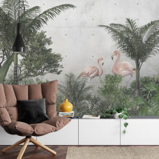 Eine Fototapete mit Flamingos in einem tropischen Dschungel mit Palmen, abgebildet in einem Wohnzimmer.
