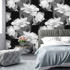 Eine Fototapete mit einem abstrakten Blumenmuster in Schwarz und Weiß, perfekt für ein Schlafzimmer.