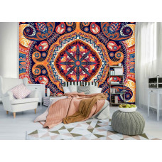 Eine Fototapete mit einem einzigartigen volkstümlichen Muster aus farbenfrohen Blumen und Kunstformen, für das Schlafzimmer.