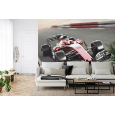 Eine Fototapete eines Formel-1-Autos in Aktion auf einer roten Strecke in einem Wohnzimmer.