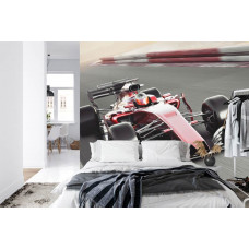 Eine Fototapete eines Formel-1-Autos in Aktion mit roten Details in einem Schlafzimmer.