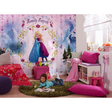 Fototapete Die Eiskönigin Family Forever im Kinderzimmer mit Elsa und Anna in einer herzlichen Umarmung, umgeben von winterlichen Details, Blumenornamenten sowie den Figuren Olaf, Kristoff und Sven.