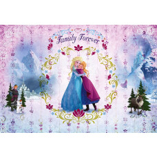 Fototapete Die Eiskönigin Family Forever mit Elsa und Anna in einer liebevollen Umarmung innerhalb eines dekorativen Blumenornaments, mit Eisschloss, verschneiten Bergen, Olaf, Kristoff und Sven im Hintergrund.