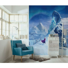 Fototapete Die Eiskönigin Eisschloss im Kinderzimmer mit Anna vor einem winterlichen Bergpanorama und Elsas beeindruckendem Eispalast.