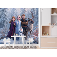 Fototapete Die Eiskönigin Magie des Winters an der Wand eines Mädchenzimmers mit den Figuren aus Die Eiskönigin in einem verschneiten Wald.