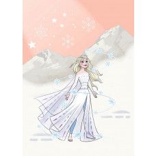 Frozen Winter Magic Fototapete mit Elsa, die ihre magischen Kräfte in einer atemberaubenden Schneelandschaft voller Eiszapfen und schneebedeckter Berge einsetzt.