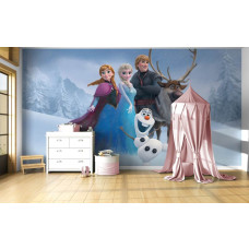 Fototapete Die Eiskönigin im Mädchenzimmer mit Anna, Elsa und Kristoff vor winterlicher Kulisse.