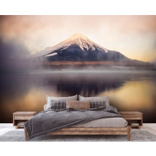 Eine Fototapete mit einem wunderschönen Blick auf die Fuji Five Lakes und die Berge, geeignet für ein stilvolles Schlafzimmer.