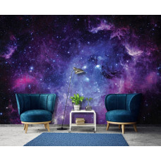 Eine Fototapete mit einer Galaxie, Sternen und Weltraummotiven, zu sehen im Wohnzimmer.