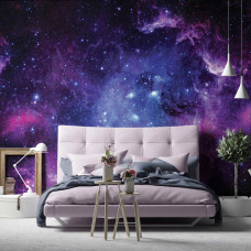 Eine Fototapete mit Galaxie, Sternen und Weltraummotiven, zu sehen im Wohnzimmer und Schlafzimmer.